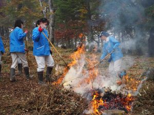 秋の環境整備　山野草保全を目的とした入笠山山頂での野焼き体験